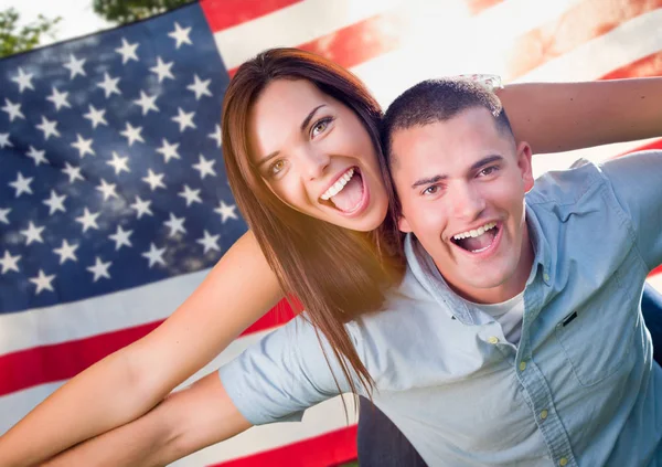 Militär Paar Reitet Vor Amerikanischer Flagge — Stockfoto