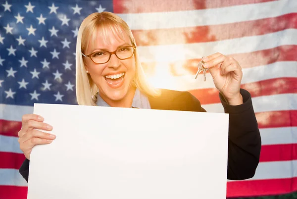 Joven Mujer Sosteniendo Las Llaves Casa Signo Blanco Delante Bandera — Foto de Stock