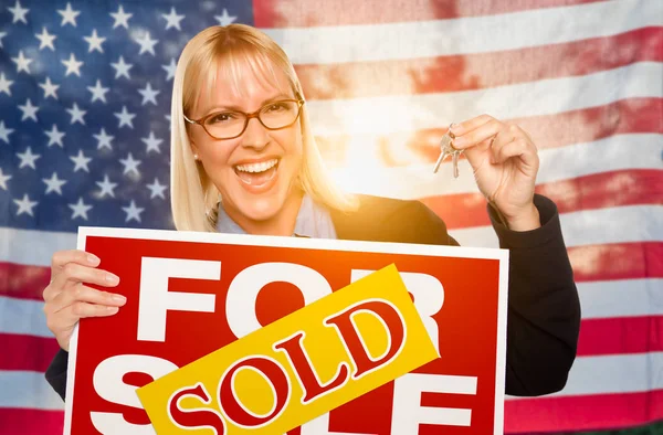 Joven Mujer Sosteniendo Llaves Casa Vendido Signo Delante Bandera Americana —  Fotos de Stock