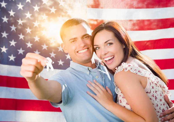 Militärpaar Hält Hausschlüssel Vor Amerikanischer Flagge — Stockfoto