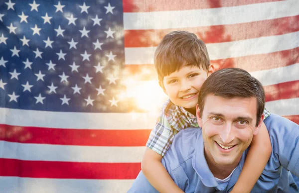 Apa Fia Malacka Vissza Lovaglás Amerikai Zászló Előtt — Stock Fotó