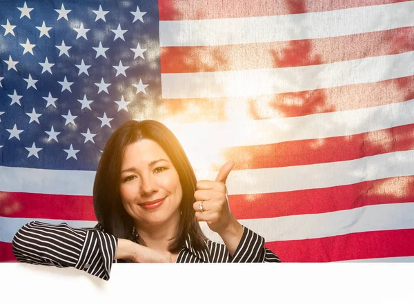 Spansktalande Kvinna Med Tummen Upp Framför Amerikanska Flaggan — Stockfoto