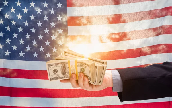 Hand Met Stapels Cash Voor Amerikaanse Vlag — Stockfoto