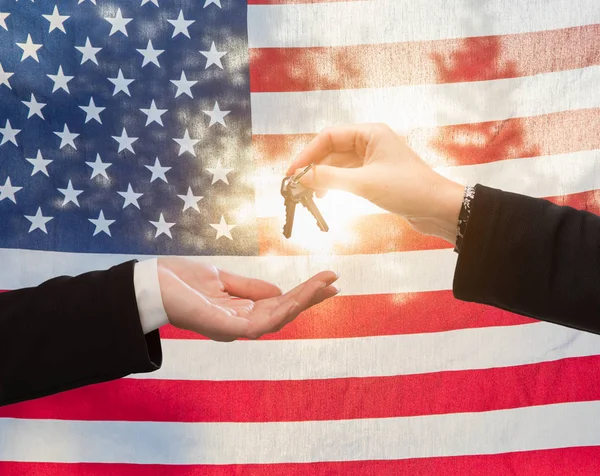 Παραδίδουμε Κλειδιά Του Σπιτιού Μπροστά Από Την Αμερικανική Σημαία — Φωτογραφία Αρχείου