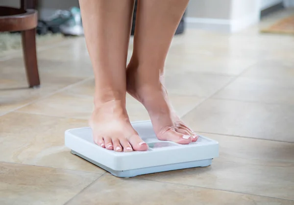 自宅の体重計の上に立って女性 — ストック写真