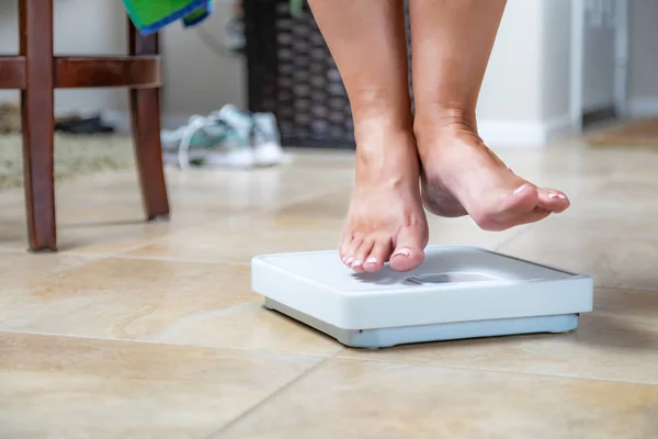 Vrouw Iets Zwevend Boven Sruface Gewicht Schaalvoordelen — Stockfoto