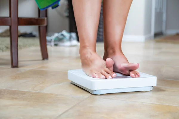 Vrouw Stond Schaal Thuis Met Tegenzin Bekijken Gewicht — Stockfoto