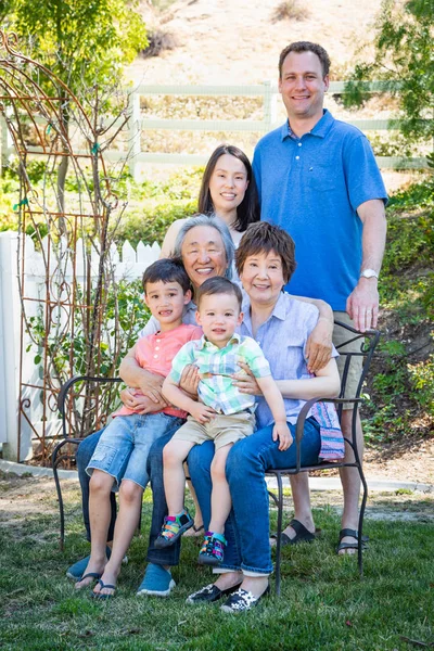 Chinees Kaukasische Familie Zittend Bank — Stockfoto