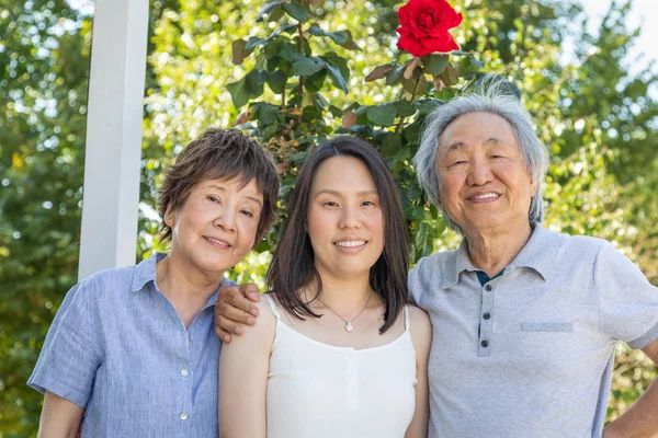 中国の親とヤング アダルト娘屋外 — ストック写真