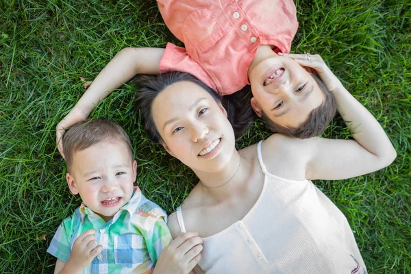 Chinese Moeder Kinderen Van Gemengd Ras Opleggen Van Gras — Stockfoto