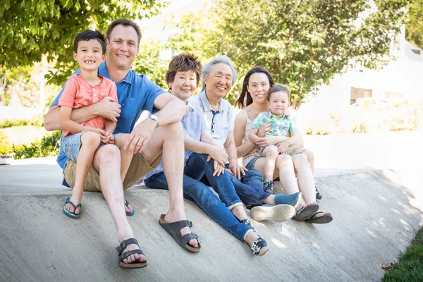 Chinese Grootouders Moeder Vader Van Kaukasische Gemengd Ras Kinderen Portret — Stockfoto