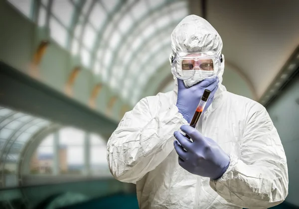 Mann Schutzkleidung Hält Blutgefülltes Reagenzglas Gebäude — Stockfoto