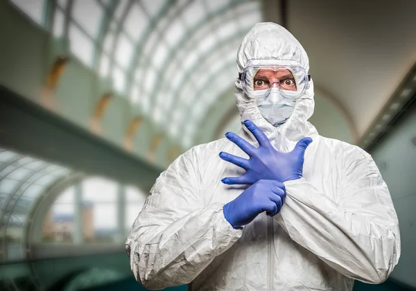 Hombre Con Expresión Intensa Que Usa Ropa Protectora Hazmat Dentro —  Fotos de Stock