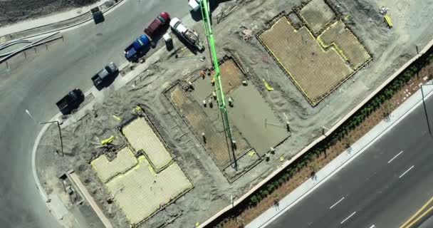 无人机超时以上承包商和工人铺设水泥基础的新家 — 图库视频影像
