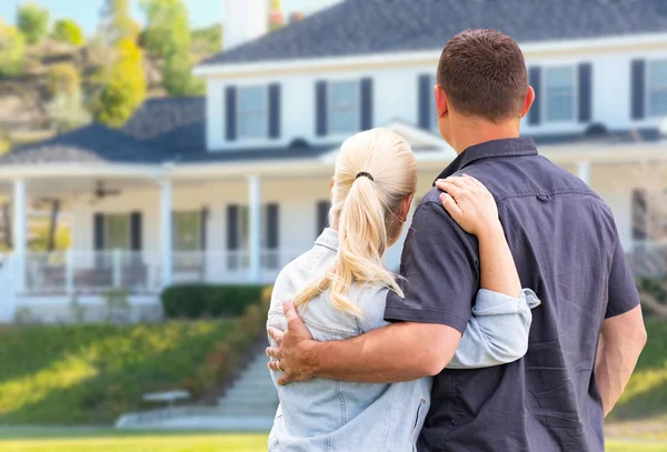 Unga Vuxna Par Som Vetter Mot Framsidan Vackra Hus — Stockfoto