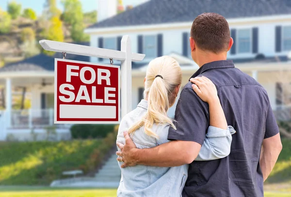 Pareja Adultos Jóvenes Frente Frente Venta Signo Bienes Raíces Casa — Foto de Stock