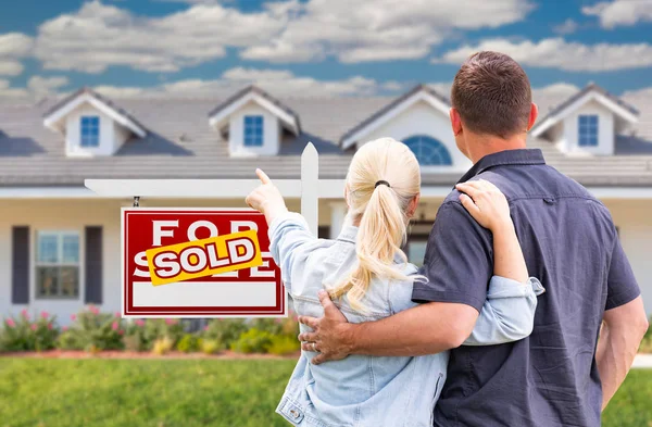 Casal Adulto Jovem Enfrentando Apontando Para Frente Vendido Real Estate — Fotografia de Stock