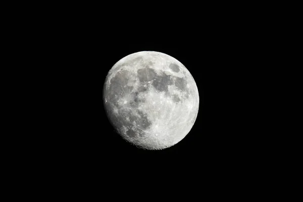 南カリフォルニアから黒い空に対してほぼ満月のショット — ストック写真