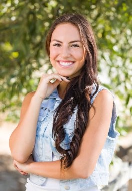 çekici gülümseyen karışık ırk kız portre dışarıda.