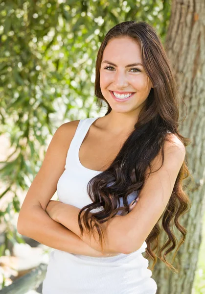 Atractivo Retrato Chica Raza Mixta Sonriente Aire Libre — Foto de Stock