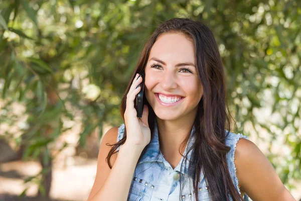 Jonge Vrouw Aantrekkelijk Gelukkig Gemengd Ras Praten Mobiele Telefoon Buiten — Stockfoto