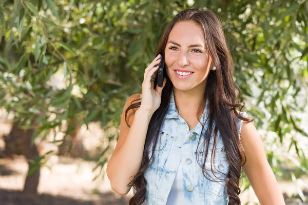 Привлекательная Счастливая Смешанная Раса Молодая Женщина Разговаривает Мобильному Телефону Снаружи — стоковое фото