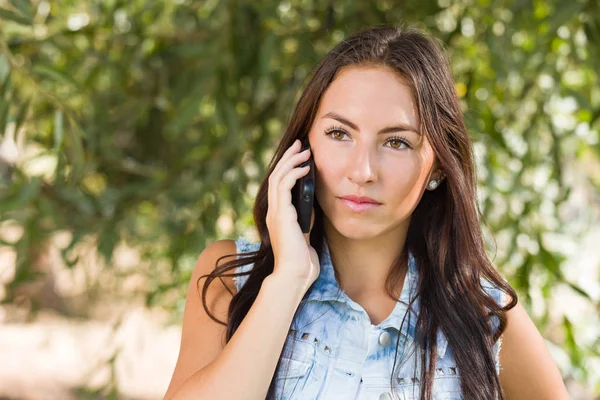 Ongelukkig Gemengd Ras Jonge Vrouwelijke Praten Mobiele Telefoon Buiten — Stockfoto