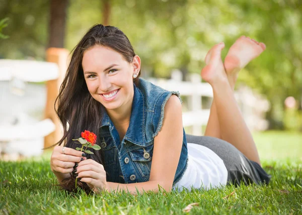 Vonzó Kevert Lány Portré Szabadban Virággal Fűbe Megállapításáról — Stock Fotó