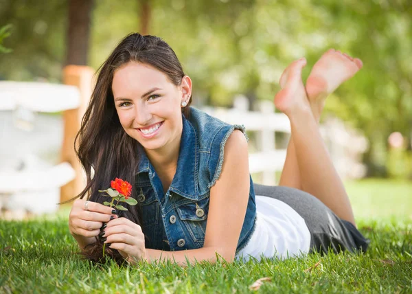 Atraente Misto Raça Menina Retrato Deitado Grama Livre Com Flor — Fotografia de Stock