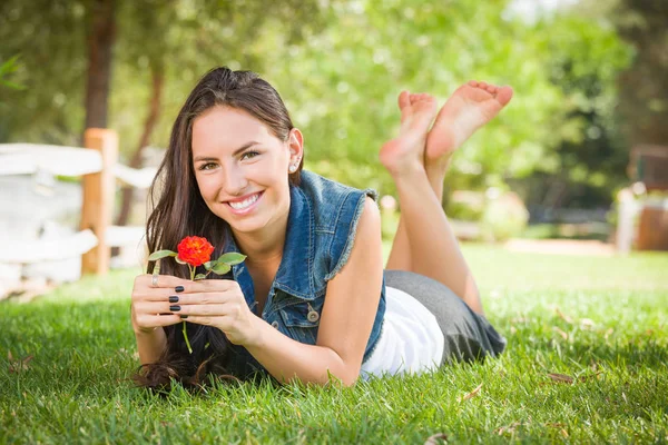 Atraente Misto Raça Menina Retrato Deitado Grama Livre Com Flor — Fotografia de Stock