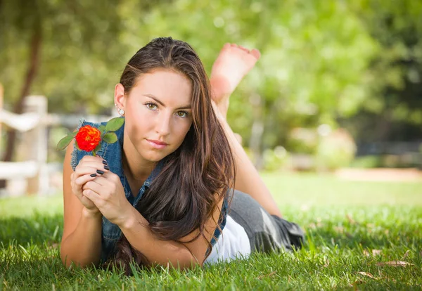 Aantrekkelijke Gemengd Ras Meisje Portret Leggen Gras Buiten Met Bloem — Stockfoto