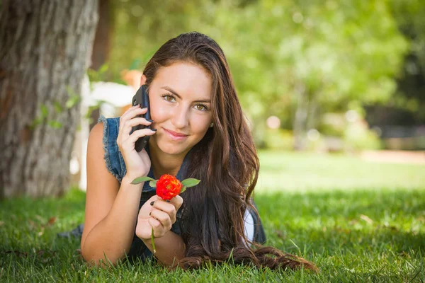 Atraente Feliz Misto Raça Jovem Feminino Falando Celular Fora Deitado — Fotografia de Stock