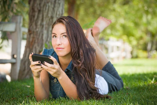 Attraktive Fröhliche Mischlingshündin Die Draußen Gras Auf Ihrem Handy Sms — Stockfoto