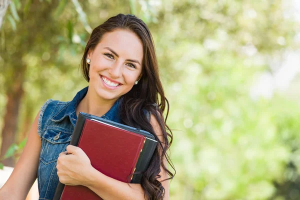 Aantrekkelijke Lachende Gemengd Ras Jong Meisje Student Met Schoolboeken Buitenshuis — Stockfoto