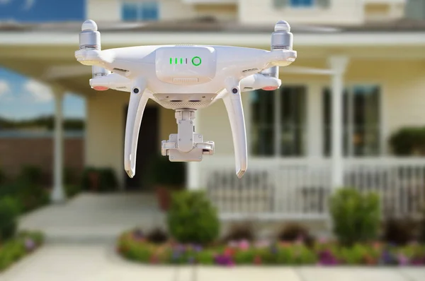 家の前に飛んで無人航空機 Uav システム Quadcopter ドローン裏 — ストック写真