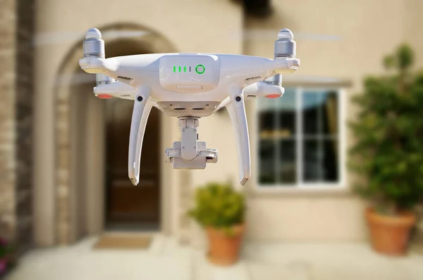 家の前に飛んで無人航空機 Uav システム Quadcopter ドローン裏 — ストック写真