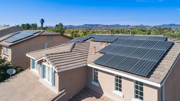 Painéis Solares Instalados Telhado Casa Grande — Fotografia de Stock