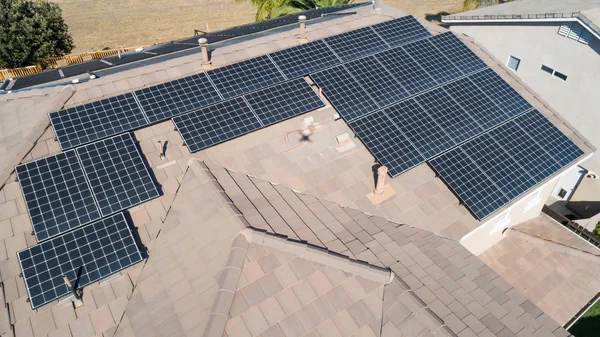 Painéis Solares Instalados Telhado Casa Grande — Fotografia de Stock