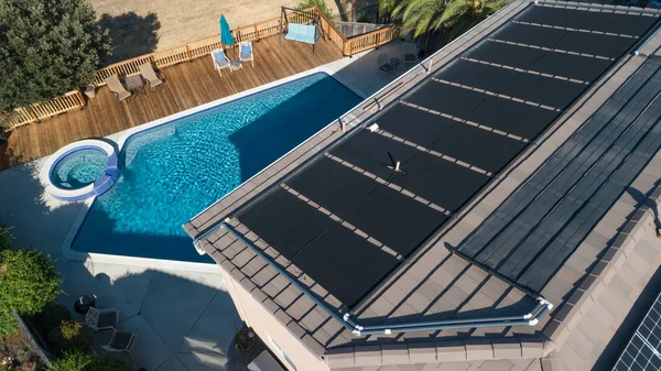 Panneaux Solaires Thermiques Installés Sur Toit Une Grande Maison — Photo