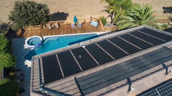 Thermische Sonnenkollektoren Auf Dem Dach Eines Großen Hauses — Stockfoto