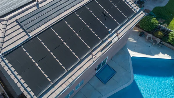 Paneles Solares Térmicos Instalados Techo Una Casa Grande —  Fotos de Stock