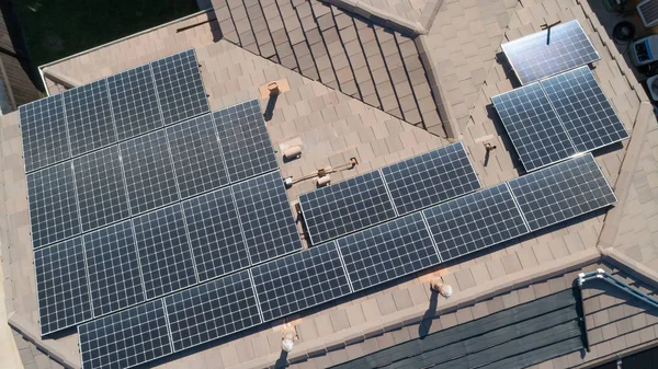 Сонячні Батареї Встановлених Даху Великого Будинку — стокове фото
