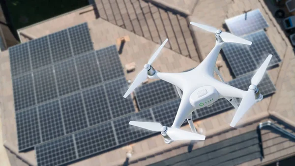Uav Drohne Inspiziert Sonnenkollektoren Auf Großem Haus — Stockfoto