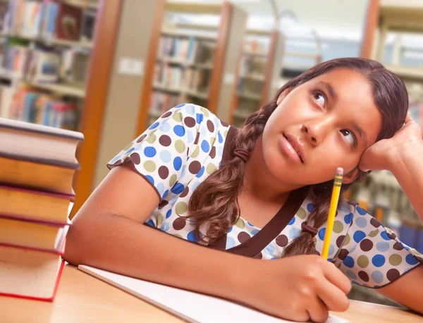 Estudante Hispânico Daydreaming Menina Com Lápis Livros Estudando Biblioteca — Fotografia de Stock