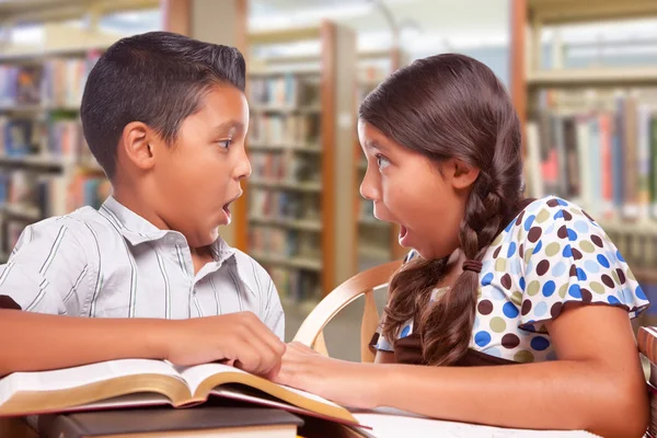 Menino Menina Hispânicos Divertindo Estudando Juntos Biblioteca — Fotografia de Stock