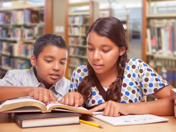 Menino Menina Hispânicos Divertindo Estudando Juntos Biblioteca — Fotografia de Stock