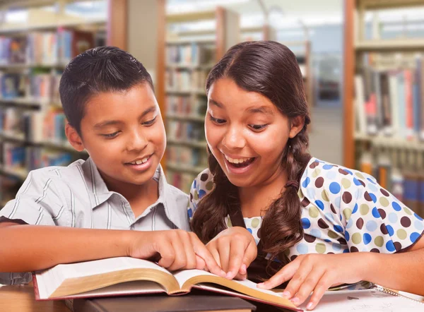 Menino Menina Hispânicos Divertindo Estudando Juntos Biblioteca — Fotografia de Stock