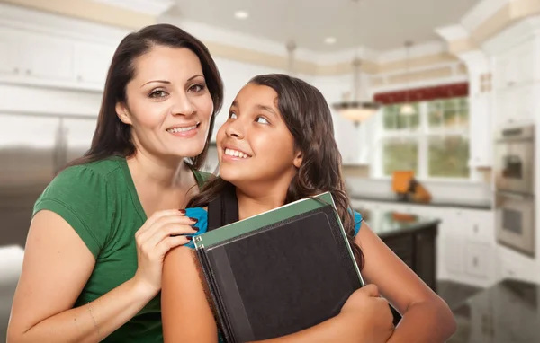 Trotse Hispanic Moeder Dochter Keuken Huis Klaar Voor School — Stockfoto
