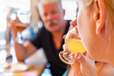 Bardak Mikro demlemek bira yudumlarken erkek arkadaş grubu Bar.