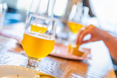 Soyut mikro demlemek bira küçük cam üzerinde Bar.